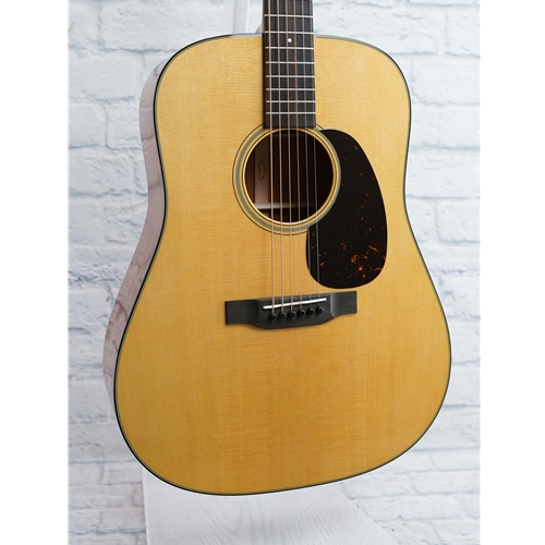 MARTIN D-18 GUITAR